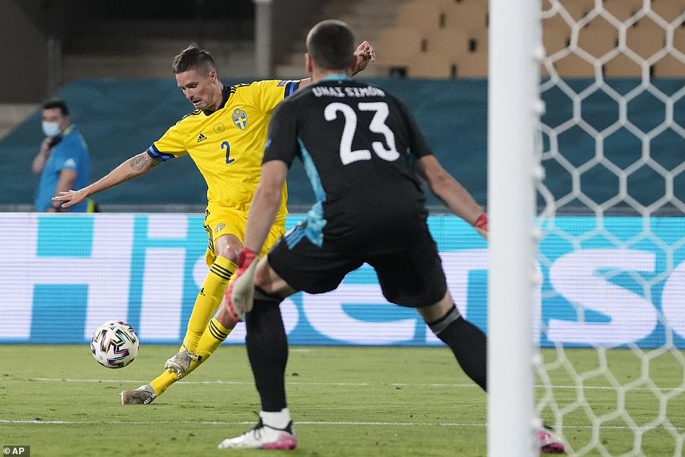 Mikael Lustig yateye nabi umupira yahawe ari imbere y'izamu
