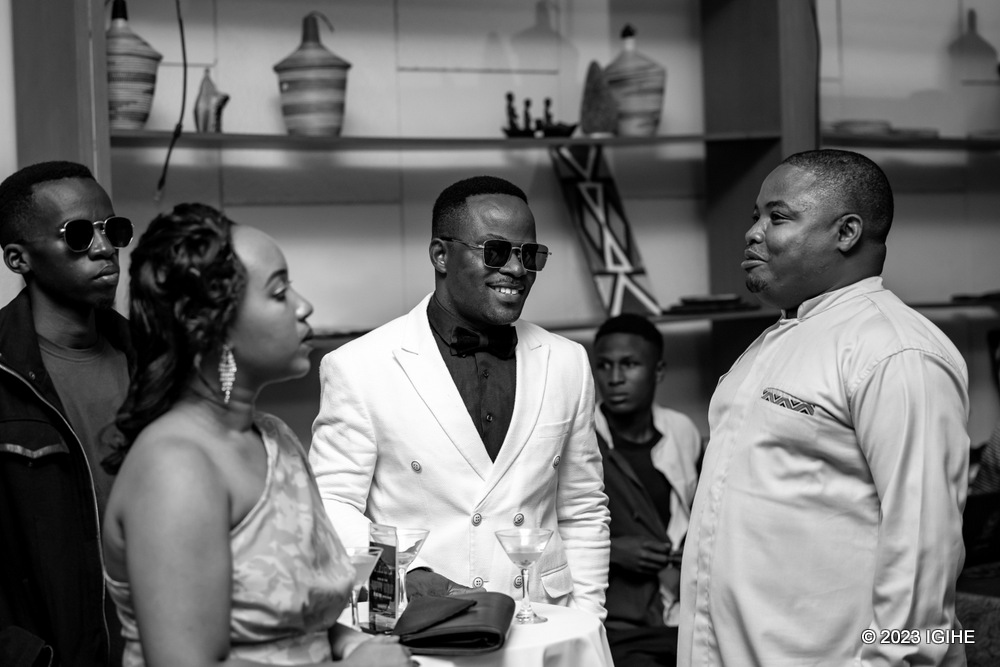 Mike Karagwa aganira na Gutermann Guter, umunyamakuru wa Isango Star