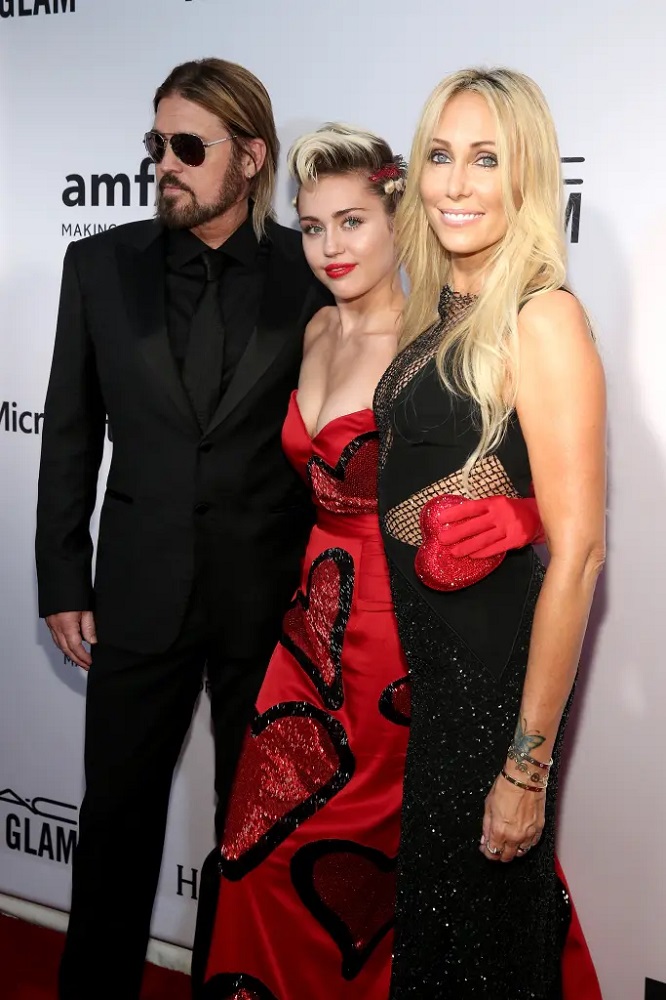 Miley Cyrus yanyomoje ibyo kutajya imbizi n’ababyeyi be