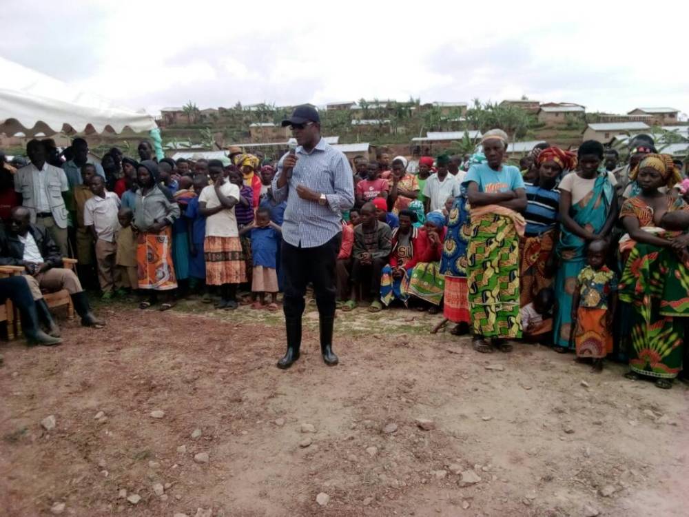 Minisitiri Biruta yasabye abahawe inzu kuzifata neza zikababera umusingi w'iterambere