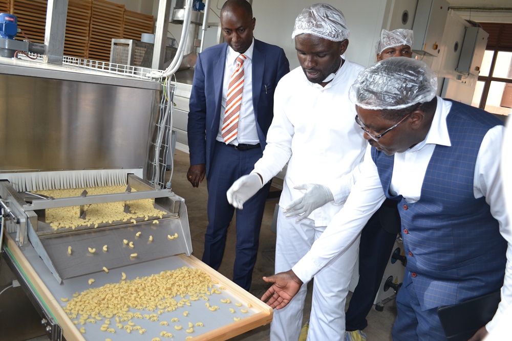 Minisitiri Munyeshyaka areba uburyo makaroni zitunganywa