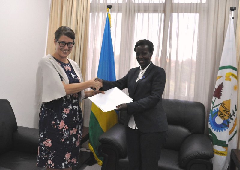 Minisitiri Mushikiwabo ashyikirizwa impapuro zemerera Ambasaderi Jenny Ohlsson guhagararira Suede mu Rwanda