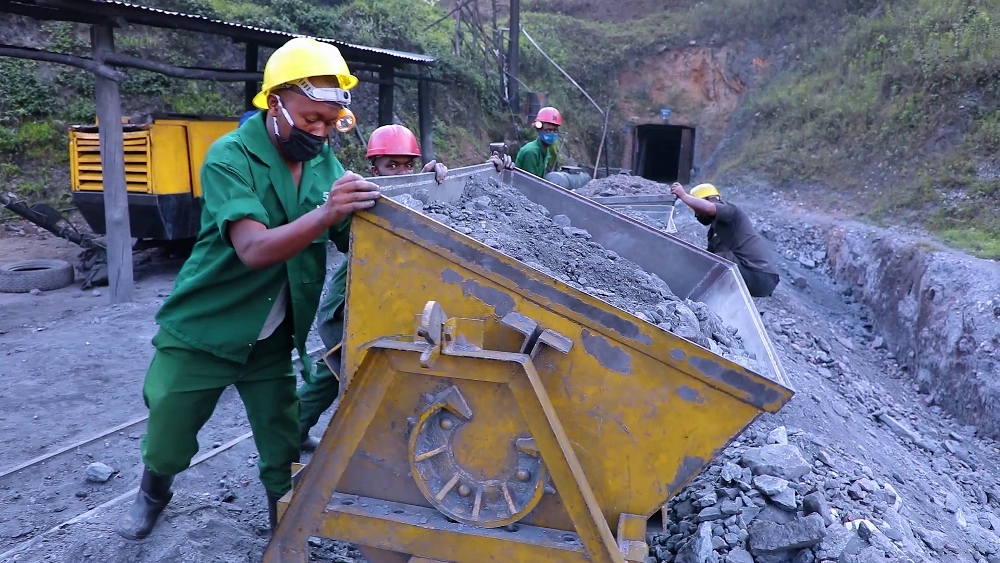 Kubera imbaraga zashyizwe mu bucukuzi bw'amabuye y'agaciro, byatumye urwo rwego ruza mu za mbere zinjiriza u Rwanda akayabo
