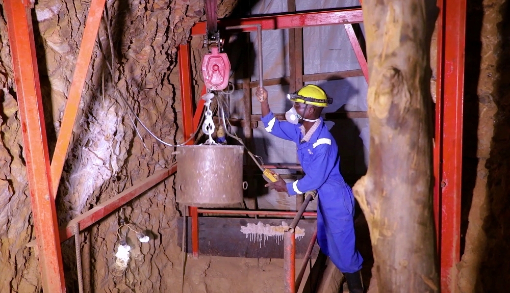 Abakozi bakora mu bucukuzi abenshi babanza kubihugurirwa