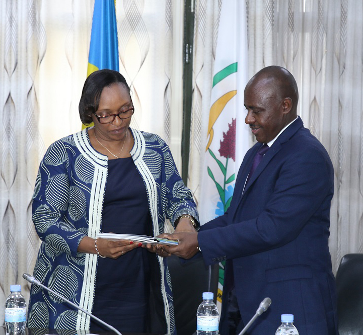 Dr Uwamariya ahererekanya ububasha na Dr Mutimura