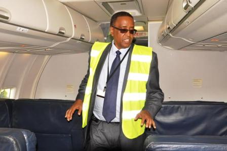 Minisitiri w’ibikorwa remezo, Prof. Silas Lwakabamba yishimiye Boeing 737-700 NG RwandAir yazanye