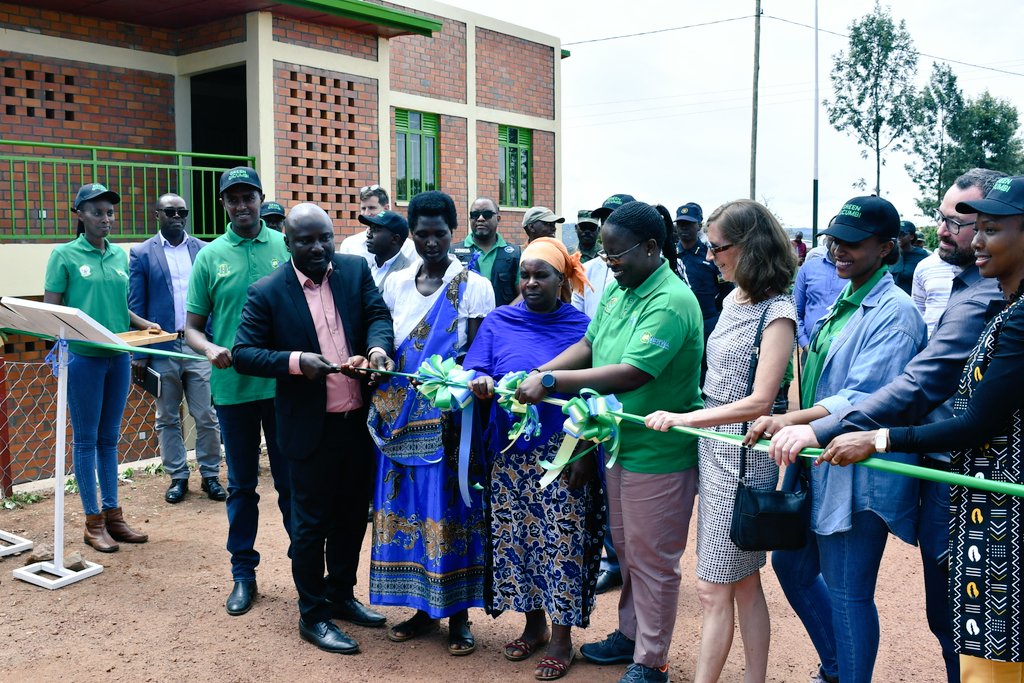 Minisitiri w’Ibidukikije, Dr Mujawamariya Jeanne D’Arc, ni we wafunguye ku mugaragaro uyu mudugudu w'icyitegererezo wubatswe mu Karere ka Gicumbi