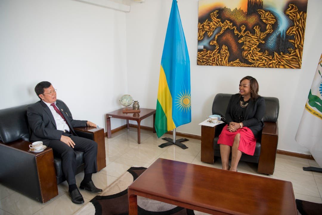 Umunyamabanga Uhoraho muri Minisiteri y’Ububanyi n’Amahanga n’Ubutwererane, Mukeka Clémentine na Amb Ratlan bagiranye ibiganiro byihariye