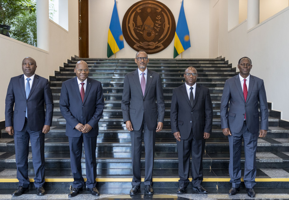 Minisitiri Musabyimana mu ifoto y'urwibutso hamwe n'abayobozi bakuru b'igihugu ubwo yari amaze kurahira