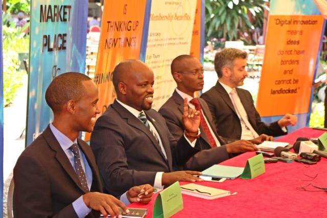 Uhereye ibumoso: Alex Ntale uhagarariye ICT muri PSF, Minisitiri Nsengimana ufite ikoranabuhanga mu nshingano, Maj Patrick Nyirishema uyobora RURA mu kiganiro n’abanyamakuru ku muyoboro wa 4G
