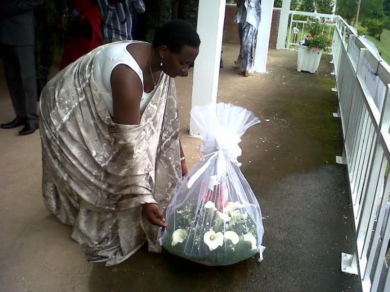 Minisitiri Uwacu ashyira indabo ku mva zishyinguyemo abazize Jenoside