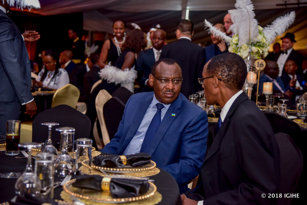 Minisitiri Gatete aganira n'umwe mu bitabiriye ibi birori