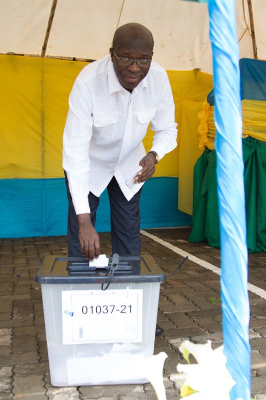 Minisitiri w'Intebe Anastase Murekezi ubwo yitabiraga amatora kuri uyu wa Mbere