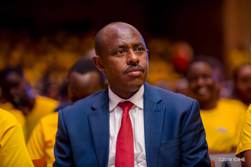 Minisitiri w'Uburezi mu Rwanda, Dr Mutimura Eugène, ateze amatwi impanuro zahawe urubyiruko muri iki gikorwa