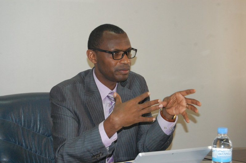 Minisitiri Musafiri avuga ko amashuri akoresheje uburyo bw'ikoranabuhanga ubucucike bwashira