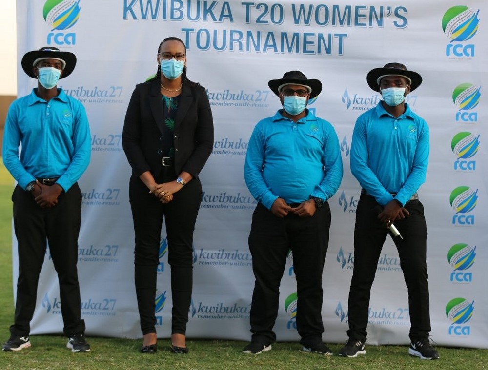 Minisitiri Munyangaju ari kumwe n'abasifuzi b'umukino