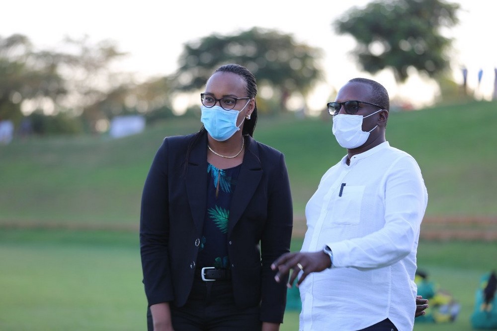 Minisitiri Munyangaju na Steven Musaale uyobora Ishyirahamwe ry'Umukino wa Cricket mu Rwanda