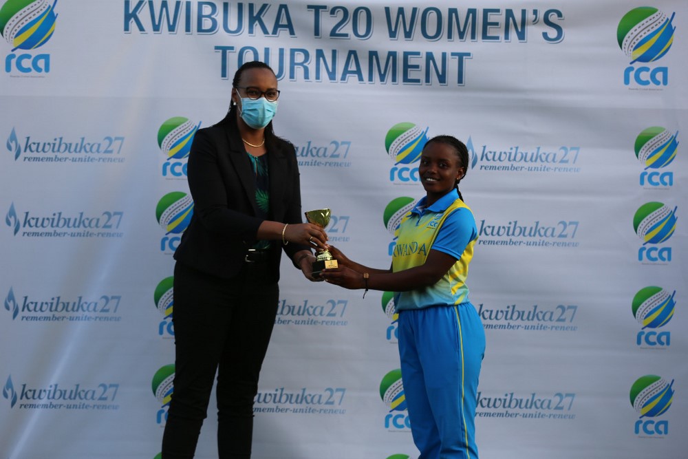 Ishimwe Henriette wabaye umukinnyi mwiza w'umukino, yashyikirijwe igihembo cye na Minisitiri Munyangaju