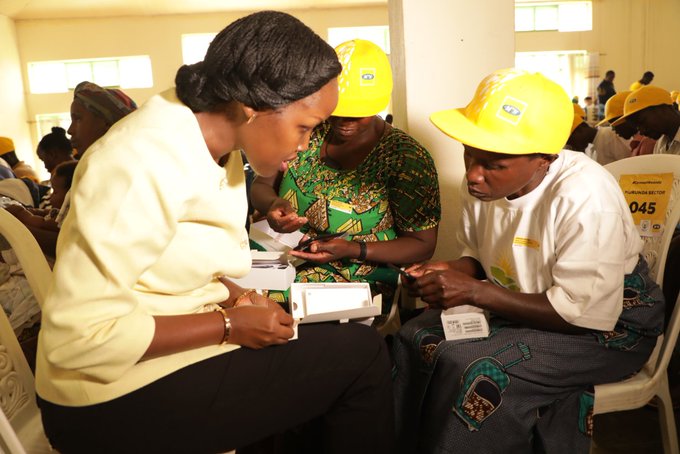 Minisitiri w’Ikoranabuhanga na Inovasiyo, Ingabire Paula, yasabye abahawe telefone kuzibyaza umusaruro