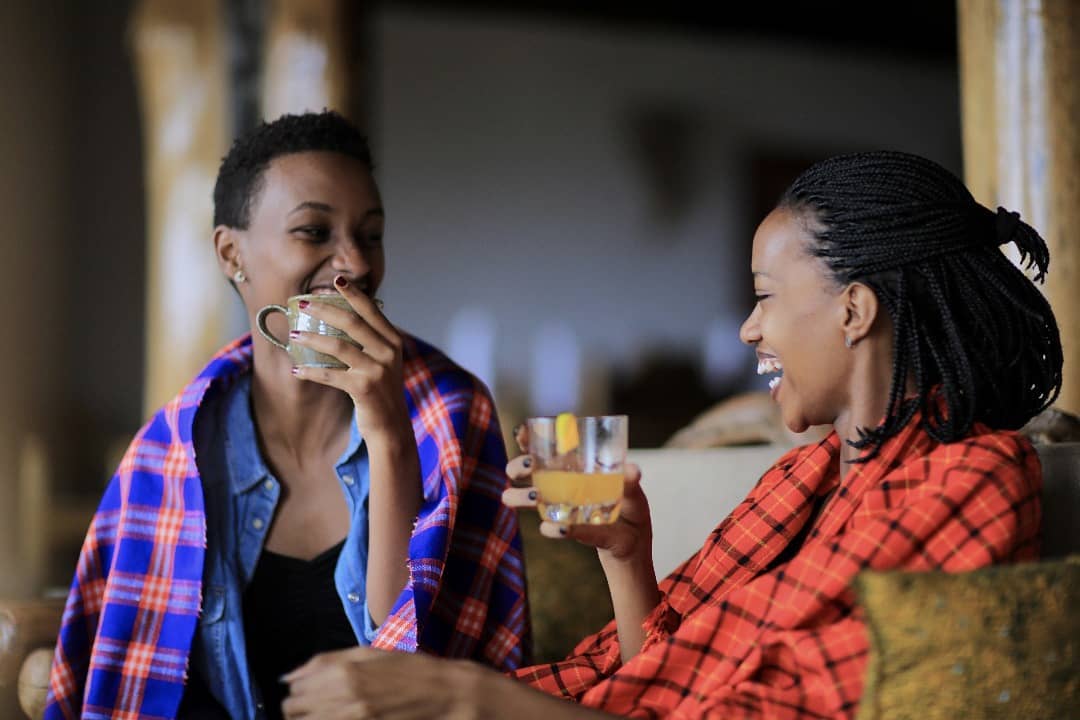 Miss Iradukunda Liliane na mugenzi we Elsa ubwo baheruka gukorera urugendo mu Ntara y'Uburengerazuba