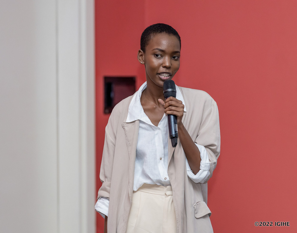 Miss Akaliza Amanda ari mu bayoboye ibi biganiro