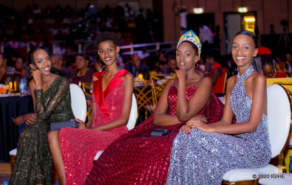 Uwimana Dative wa kabiri uturutse ibumoso yicaranye n'abakobwa batsindiye amakamba aheruka ya Miss Rwanda mu myaka ishize