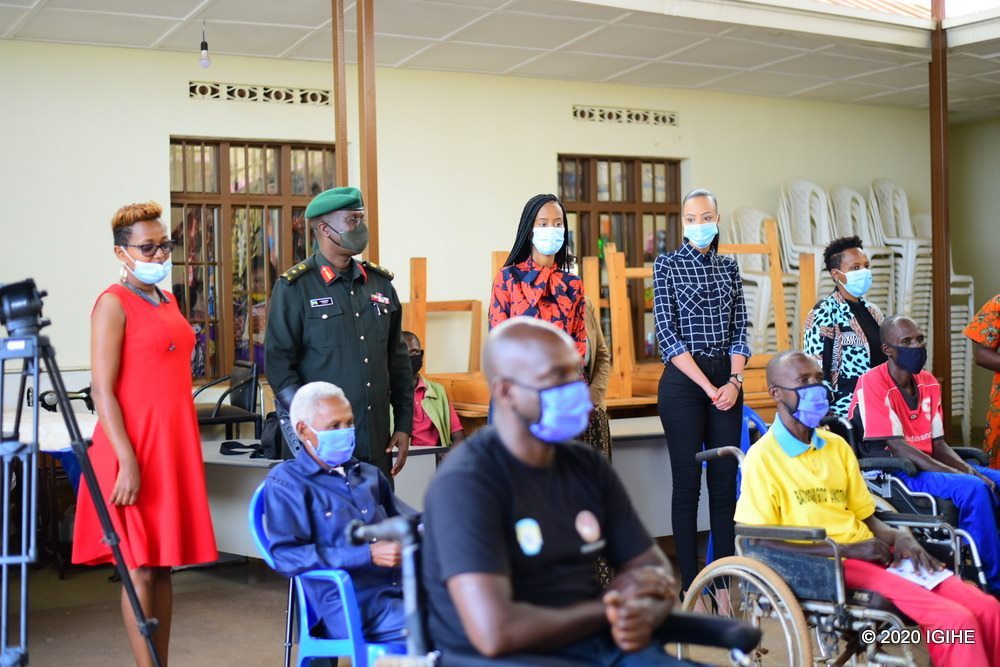 Nyampinga Foundation, ihuriro ry’abakobwa begukanye amakamba ya Miss Rwanda mu bihe bitandukanye, ku wa 24 Kamena 2020 basuye Umudugudu wa Nyarugunga utuwe n’imiryango y’abamugariye ku rugamba rwo kubohora igihugu