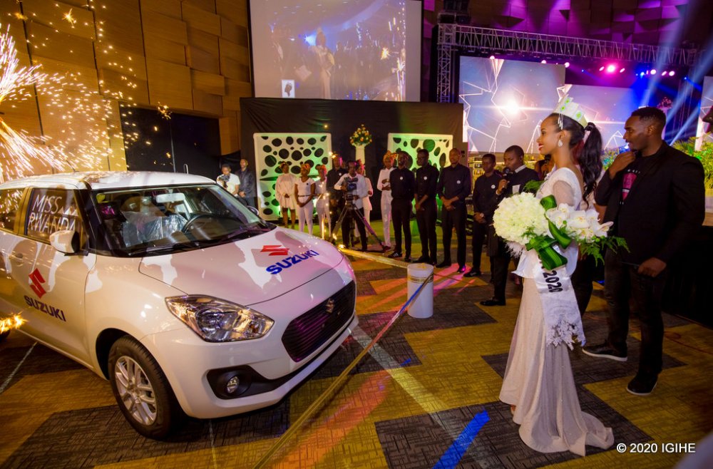 Yahise ashyikirizwa imodoka ihabwa uwegukanye ikamba rya Miss Rwanda
