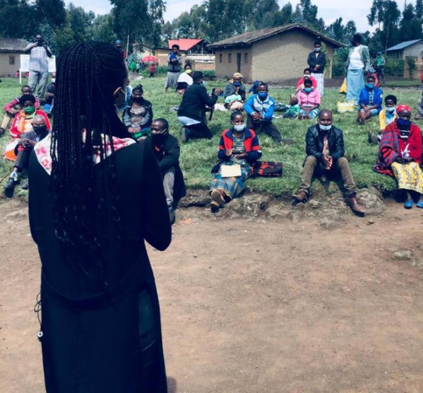 Miss Nishimwe Naomie yaganiriye n'abaturage bagizweho ingaruka n'ibiza byari byibasiye Akarere ka Nyabihu