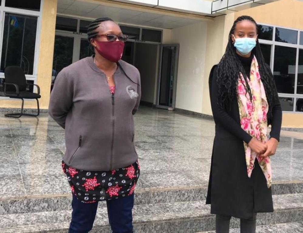 Miss Rwanda 2020 Nishimwe Naomie n'Umuyobozi w'akarere ka Nyabihu, ubwo uyu mukobwa yakagendereraga muri Nyakanga umwaka ushize