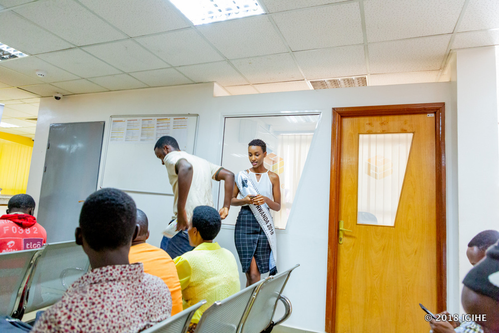 Miss Rwanda ari kuganiriza abakiliya ba Cogebanque