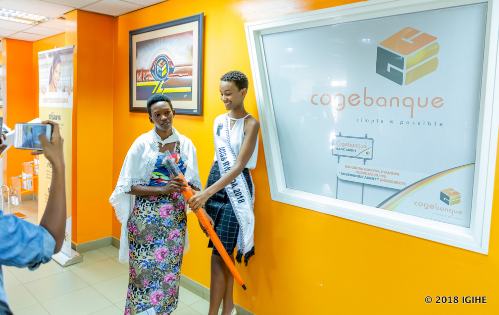 Miss Rwanda yahaye impano y'imitaka bamwe mu bagore bari aho