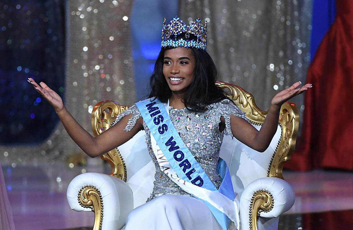Toni-Ann Singh azagumana ikamba rya Miss World yegukanye mu 2019