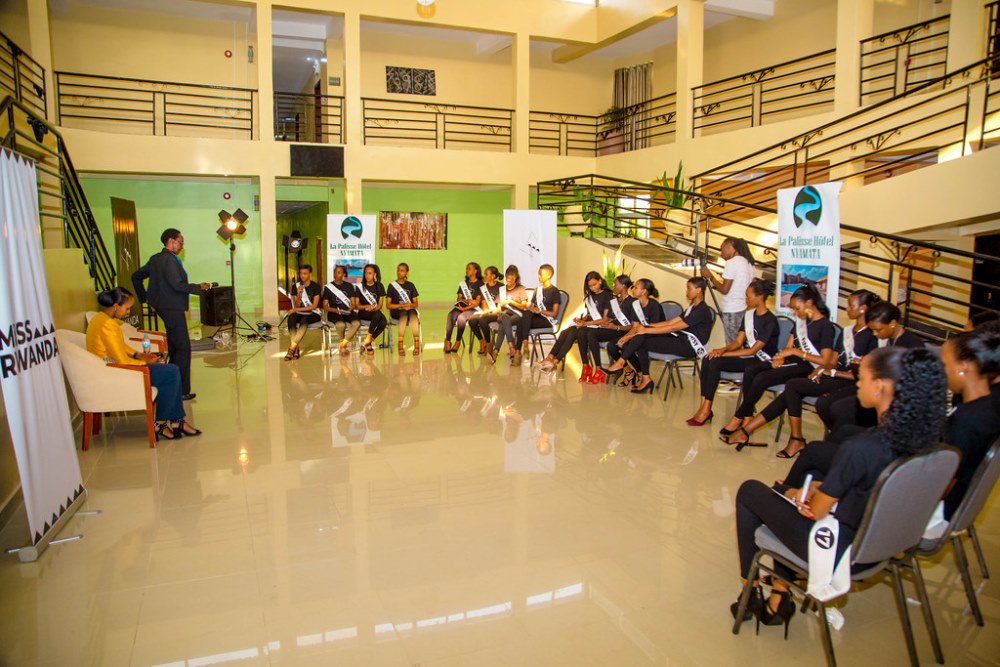 Ingabire Marie Immaculée aganira n'abakobwa bari guhatanira ikamba rya Miss Rwanda 2020