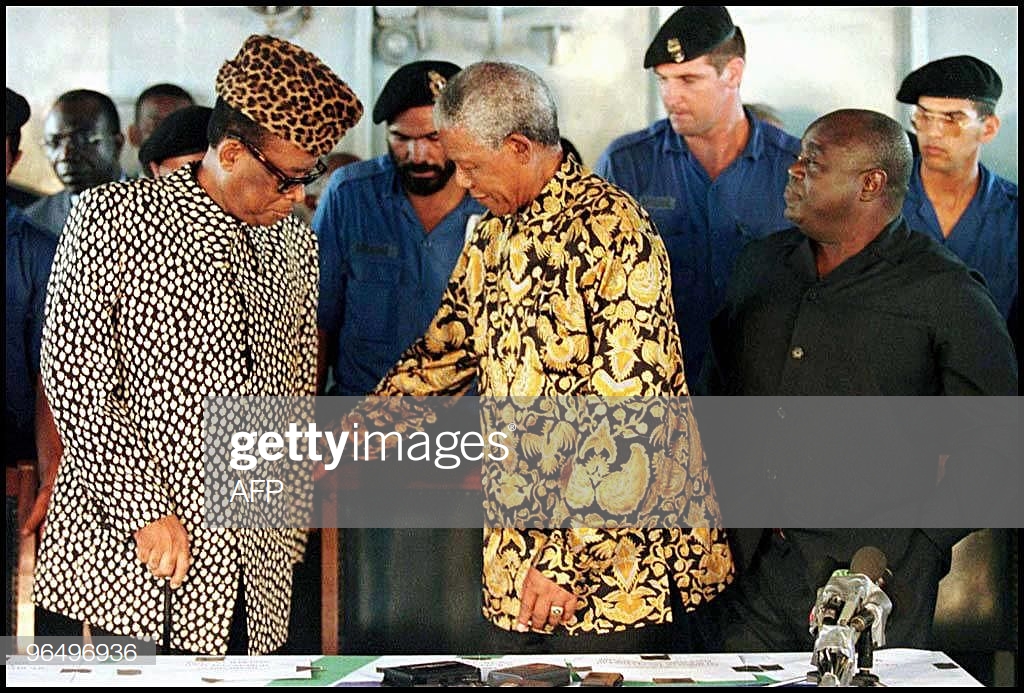 Nelson Mandela (hagati) yagerageje guhuza Mobutu (ibumoso) na Kabila biba iby'ubusa