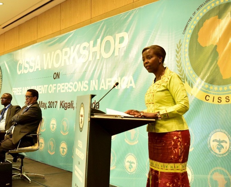 Minisitiri w'Ububanyi n'amahanga, Louise Mushikiwabo, yavuze ko ibibazo byugarije Afurika bitakemurwa n'umuntu umwe