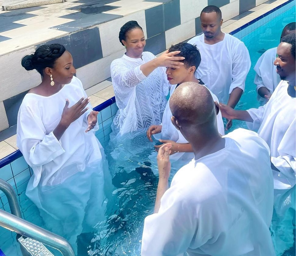 Mu 2022, Momolava yabatijwe na Apôtre Alice Mignone, Umushumba Mukuru wa Noble Family Church