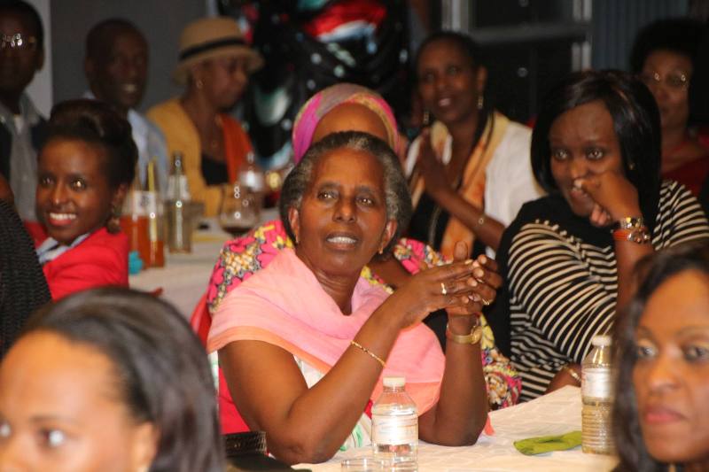 Byari ibyishimo ku banyarwanda bo mu mujyi wa Mons bari basuwe na Ambasaderi Nduhungirehe