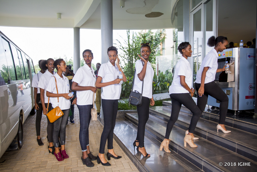Ubwo abakobwa binjiraga muri Hotel Golden Tulip