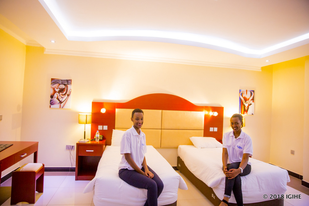 Iradukunda Liliane na Nzakorerimana Gloria mu cyumba cyabo muri Golden Tulip