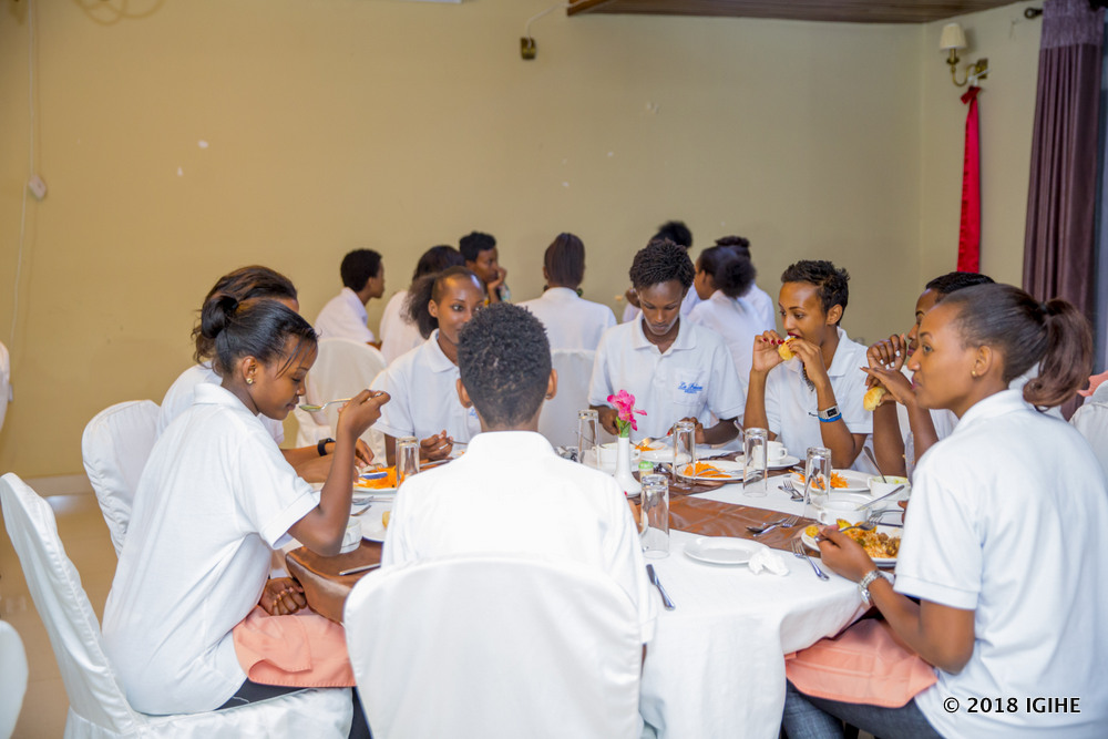 Abakobwa mu musangiro wa mbere mu ijoro ryo kuri uyu wa Gatanu