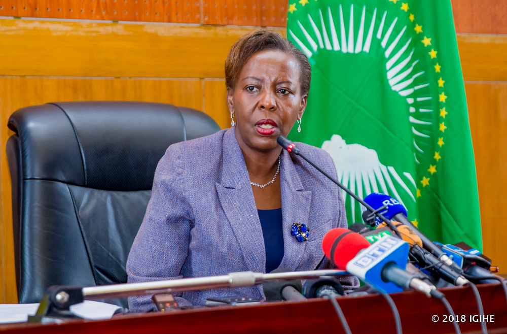 Mushikiwabo yavuze ko nta mpamvu n’imwe ihari yatuma Abanyarwanda bafatwa nabi muri Uganda