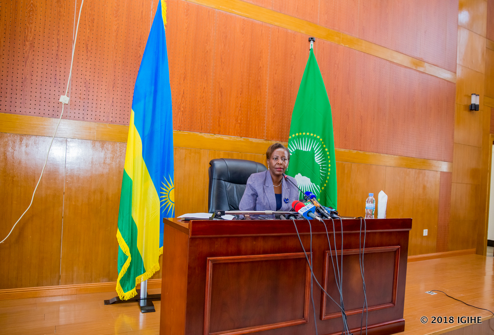 Minisitiri w’Ububanyi n’Amahanga, Louise Mushikiwabo, yatangaje ko uburyo u Rwanda ruri gukurikirana imyitwarire y’impunzi bidakwiye kumvikana ko byatera ubwoba izindi zishaka kuza mu Rwanda, kuko u nta kibazo rwagirana nazo zibashije kubahiriza amategeko