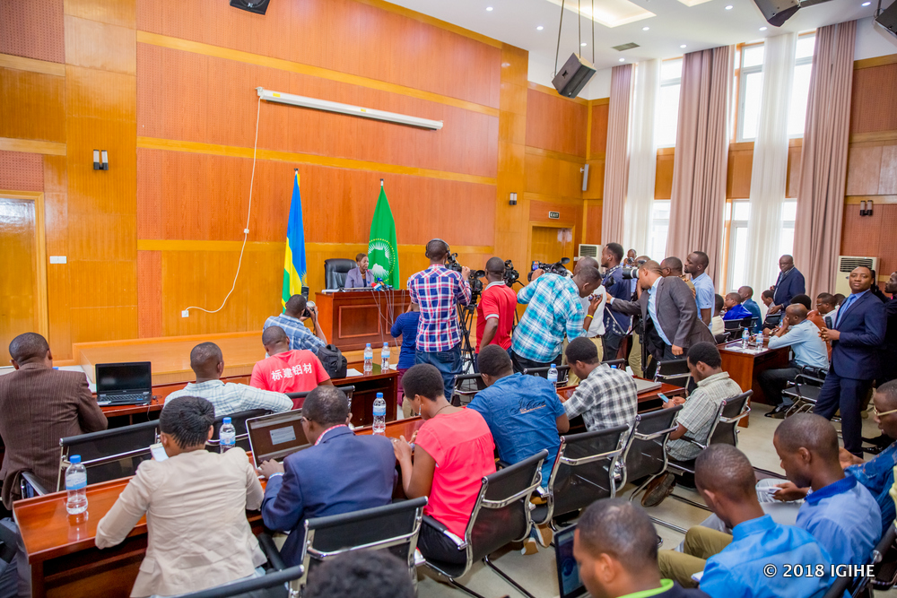 Minisitiri Mushikiwabo yatangarije abanyamakuru ko guhutazwa kw’Abanyarwanda baba muri Uganda kwangije byinshi ariko byose byaturutse kuri Uganda