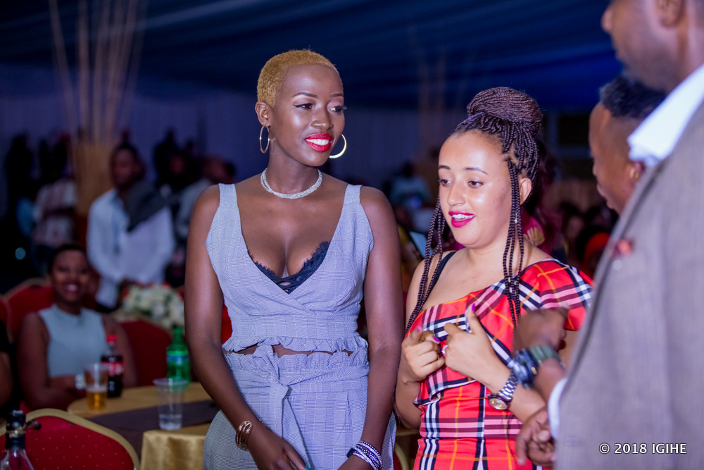 Judithe n'inshuti ze babyina indirimbo za Safihano bari bagiye kureba igitaramo Safi yahuriyemo na Harmonize muri Camp Kigali