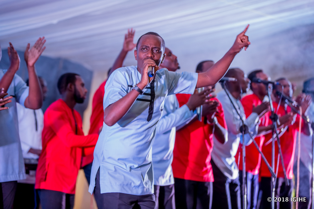 Alarm Ministries yaserutse mu miririmbire yanyuze abari bitabiriye igitaramo cyayo