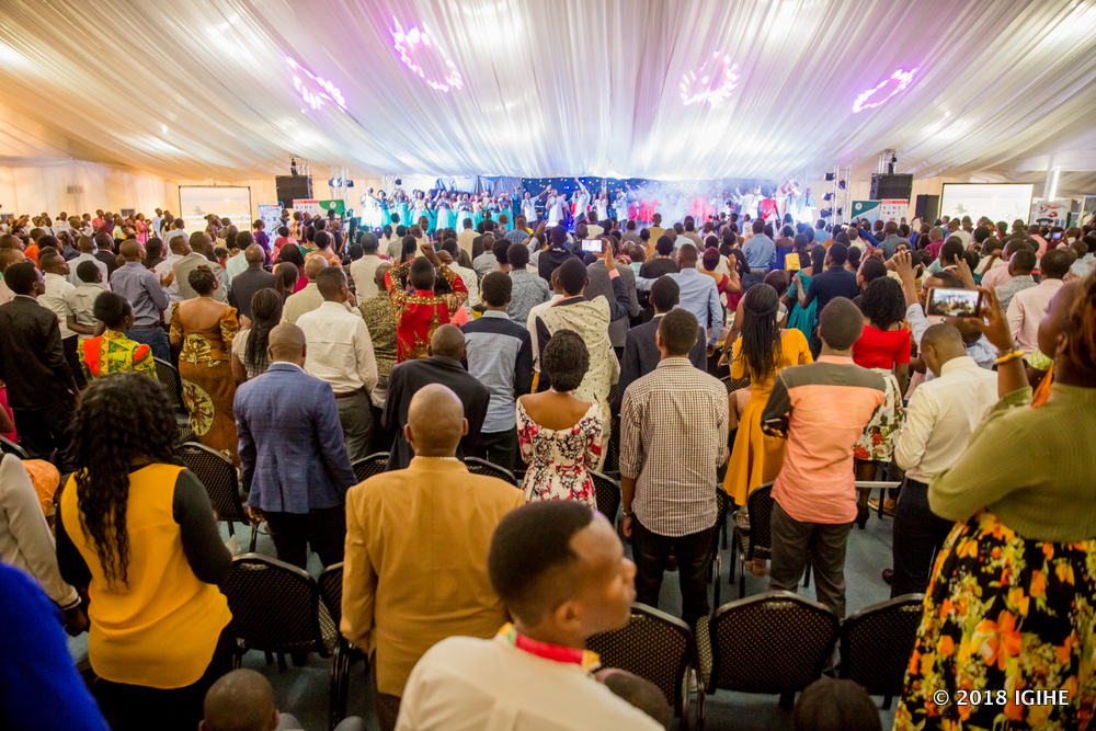 Igitaramo cya Alarm Ministries cyari cyitabiriwe n'imbaga y'abantu bari buzuye Ihema rya Serena Hotel