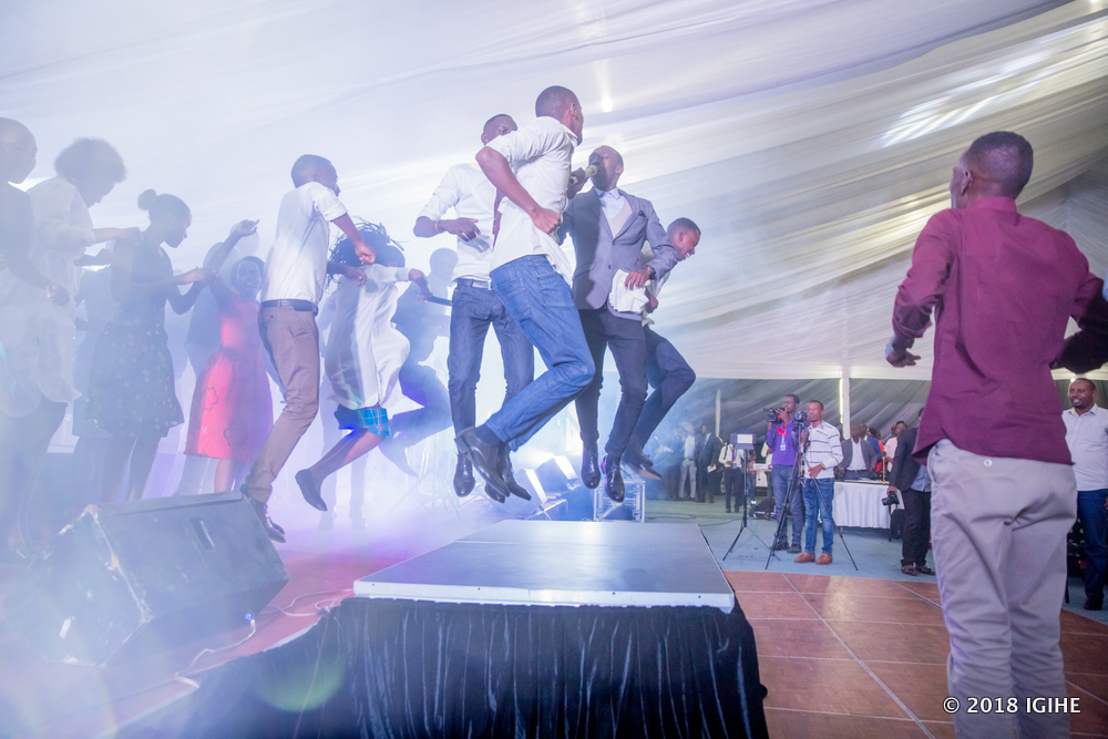 Abaririmbyi ba Alarm Ministries bazwiho kuririmba basimbagurika iyo batangiye gufashwa