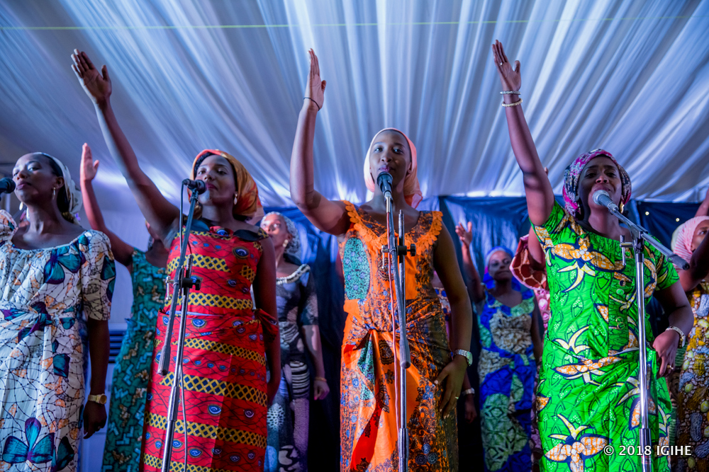 Abaririmbyikazi bo muri Alarm Ministries mu miririmbire n'imyambarire mishya