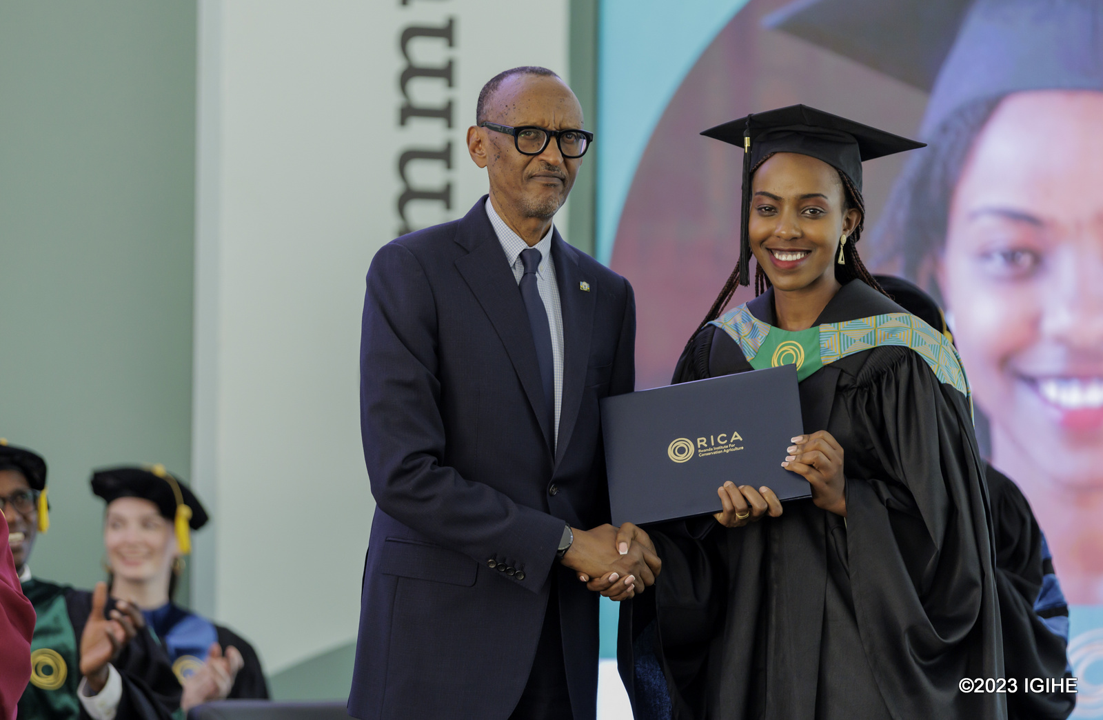 Perezida Kagame ashyikiriza impamyabumenyi umwe mu banyeshuri batsinze neza muri iki cyiciro cyasoje amasomo